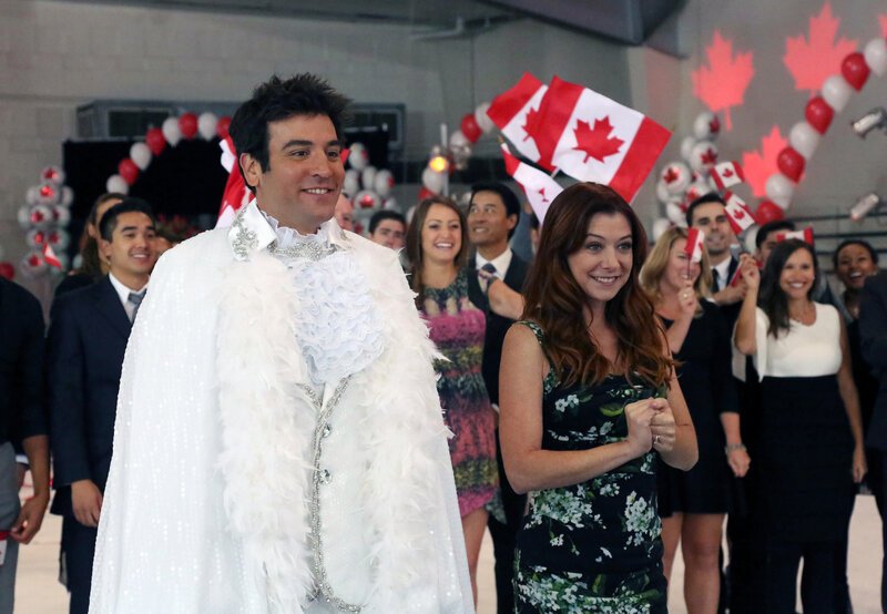 Stehen Barney bei einer ganz besonderen Überraschung für Robin zur Seite: Ted (Josh Radnor, l.) und Lily (Alyson Hannigan, r.) … – Bild: Twentieth Century Fox Film Corporation Stehen Barney bei einer ganz besonderen Überraschung für Robin zur Seite: Ted (Josh Radnor, l.) und Lily (Alyson Hannigan, r.) … – Bild: Twentieth Century Fox Film Corporation