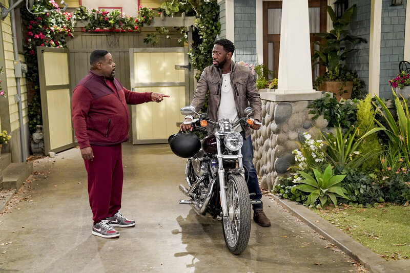 Calvin Butler (Cedric the Entertainer, l.); Malcolm Butler (Sheaun McKinney, r.) – Bild: © 2020 CBS Broadcasting Inc.  /​ Monty Brinton /​ Monty Brinton