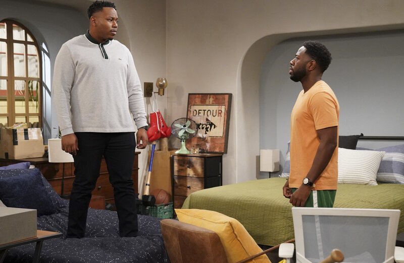 Marty Butler (Marcel Spears, l.); Malcolm Butler (Sheaun McKinney, r.) – Bild: © 2020 CBS Broadcasting Inc. /​ Monty Brinton /​ Monty Brinton