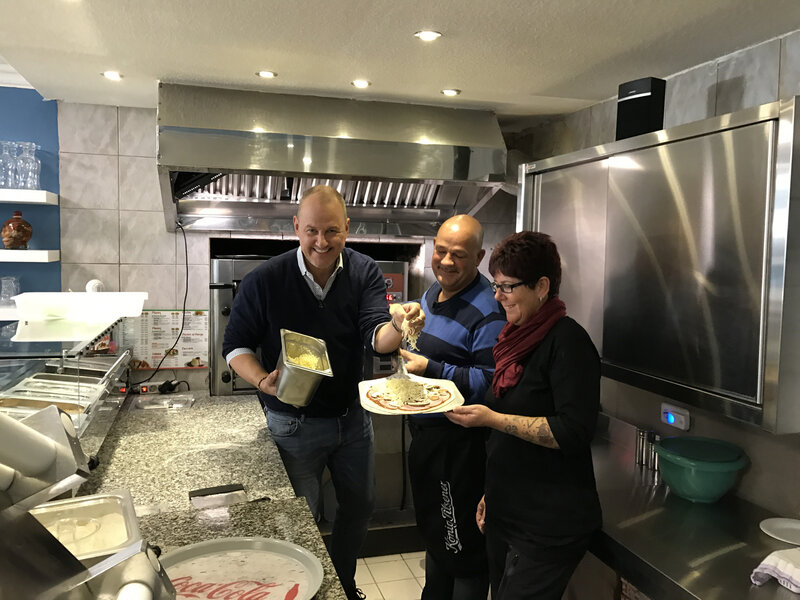 Uwe (M.) und Anja (r.) Zimmermann kennen sich in der Gastronomie überhaupt nicht aus. Kann Sternekoch Frank Rosin (l.) da noch helfen? – Bild: Kabel Eins