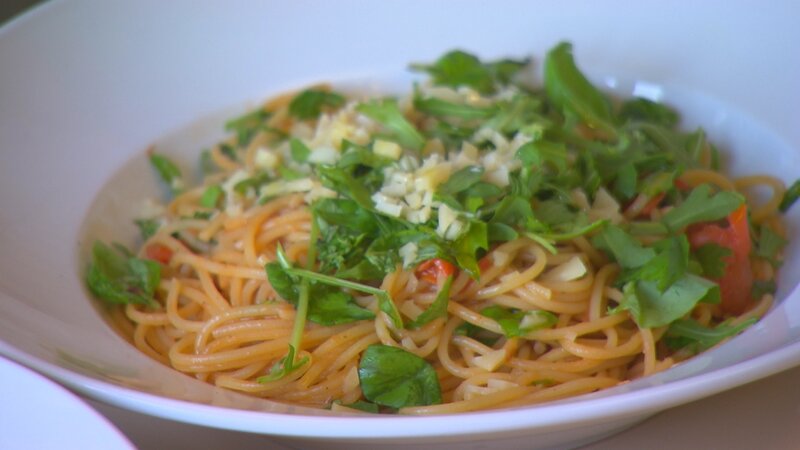 Auf der Speisekarte von „Lenes Essbar“ stehen hauptsächlich Burger, Fritten und Co. Können neue, leckere Gerichte und Rezepte mit Hilfe von Sternekoch Frank Rosin mehr Gäste anlocken? – Bild: Kabel Eins