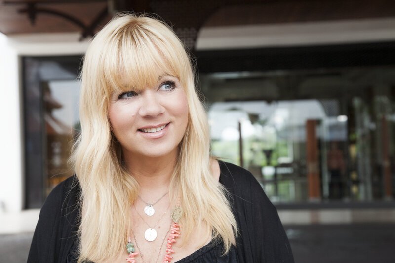 Julia Leischik reist um den Erdball, um nach vermissten Personen zu suchen … – Bild: SAT.1 /​ Tim Biggs /​ Tim Biggs