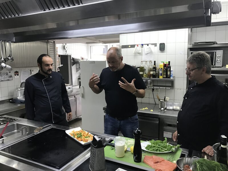 Trotz einer geringen Pacht im Hotel-Restaurant Wittekindsquelle und schönen Räumlichkeiten kommt der 56-jährige Betreiber Jörg Schäfer (r.) auf keinen grünen Zweig. In seiner Not weiß er nur noch einen Ausweg: Sternekoch Frank Rosin (M.) … – Bild: Kabel Eins