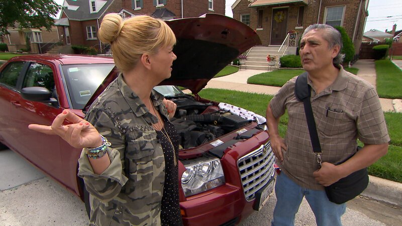 Macht sich auf die Suche nach Rosalindas guatemaltekischer Mutter: Julia Leischick (l.) … – Bild: © SAT.1