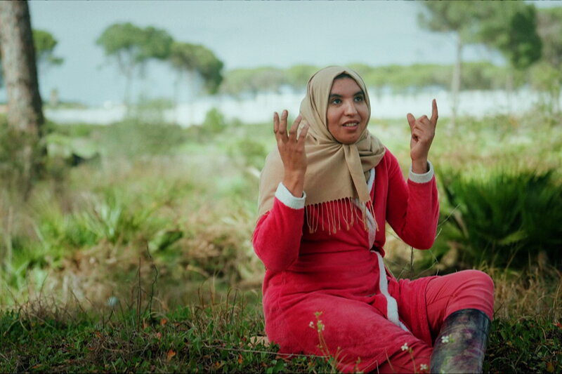 SRF school Teil 2 Erntehelferin aus Marokko, welche bei der Erdbeerernte in Spanien mitwirkt. – Bild: SRF/​Berlin Producers Media