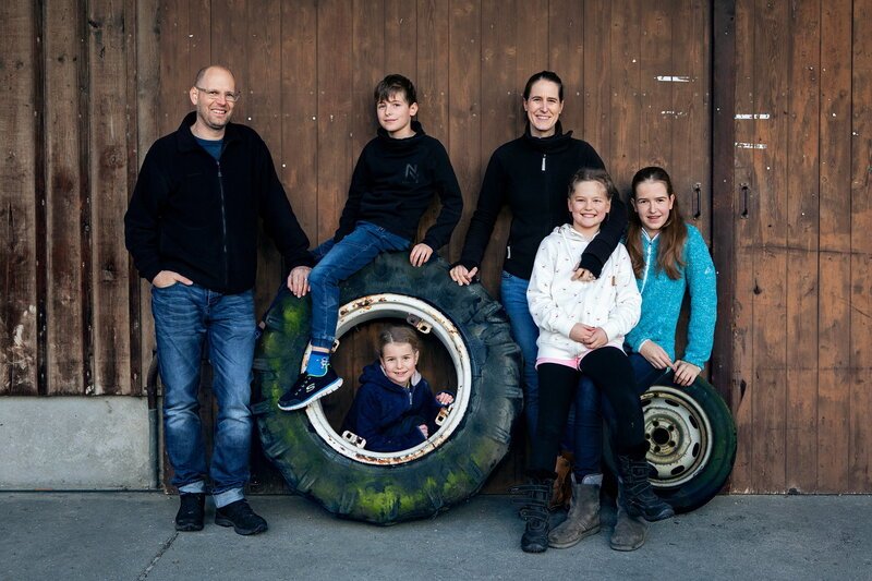 SRF bi de Lüt – Familiensache Iris und Andi Neck mit Malin, Lars, Silja und Caja – Bild: SRF/​Miriam Künzli