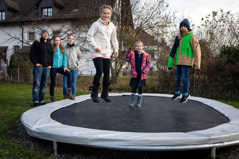 SRF bi de Lüt – Familiensache Iris und Andi Neck mit Malin, Lars, Silja und Caja – Bild: SRF/​Miriam Künzli