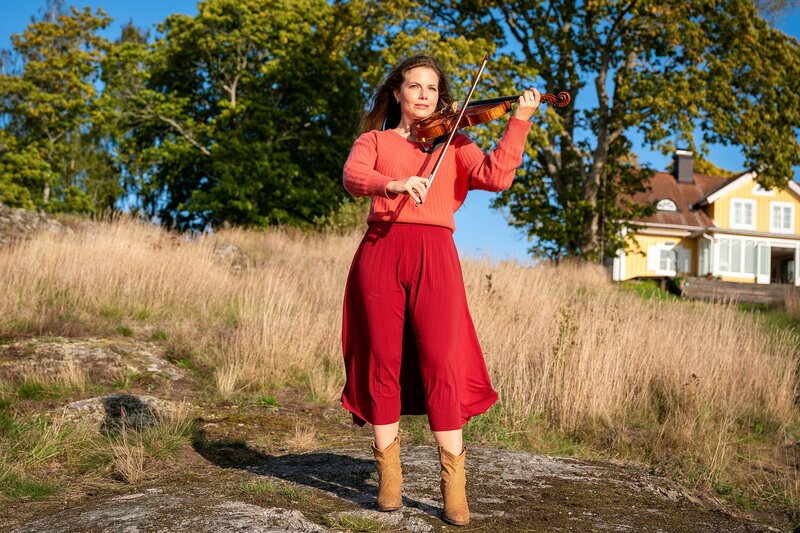 Inga Lindström – Wilde Zeiten. Leonie Rainer als Clara. – Bild: SRF/​ZDF/​Ralf Wilschewski