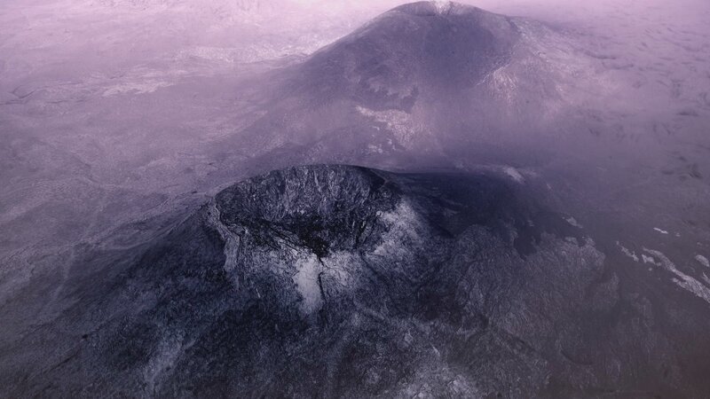 Hohe Gebirgszüge, Gletscher und eine komplexe Atmosphäre prägen den Zwergplaneten Pluto. Doch sein größtes Geheimnis verbirgt sich unterhalb der Oberfläche. – Bild: ZDF