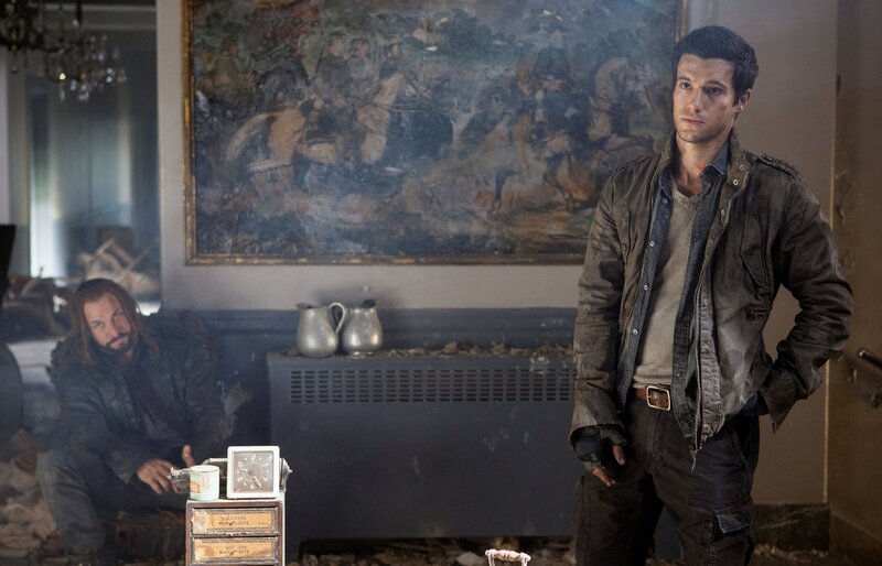 L-R: John Pope (Colin Cunningham), Hal Mason (Drew Roy) – Bild: BETTINA STRAUSS /​ TM & TURNER ENTERTAINMENT NETWORKS, INC. A TIME WARNER COMPANY. ALL RIGHTS RESERVED.