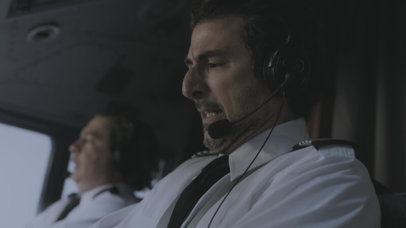 REENACTMENT – Captain Chevez (played by John Tokatlidis) and First Officer Marchese (played by Paolo Mancini) try to pull up Execuflight 1526 before it crashes. (Cineflix/​James Griffith) – Bild: Cineflix/​James Griffith