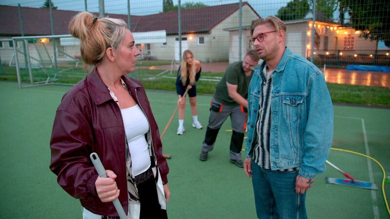 Kurz vor dem großen Turnier wird das Fußballfeld sabotiert. Bruno verdächtigt seinen Rivalen Guido, doch der kann seine Unschuld beweisen. Das Turnier droht zu platzen. Erst als er sieht, wie alle mitanpacken, fasst er wieder neuen Mut. – Bild: RTLZWEI