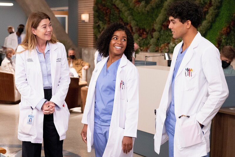 Zufriedene Chefin, v.li.: Ellen Pompeo als Dr. Meredith Grey, Alexis Floyd als Dr. Simone Griffith, Niko Terho als Dr. Lucas Adams – Bild: SRF/​ABC Studios /​ Liliane Lathan