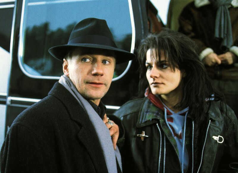 Sascha (Jörg Schüttauf) entführt einen Reisebus, nachdem er festgestellt hat, daß er nicht mehr unerkannt entkommen kann. Steffi (Susann Uplegger) muß widerwillig mitziehen. – Bild: RTL