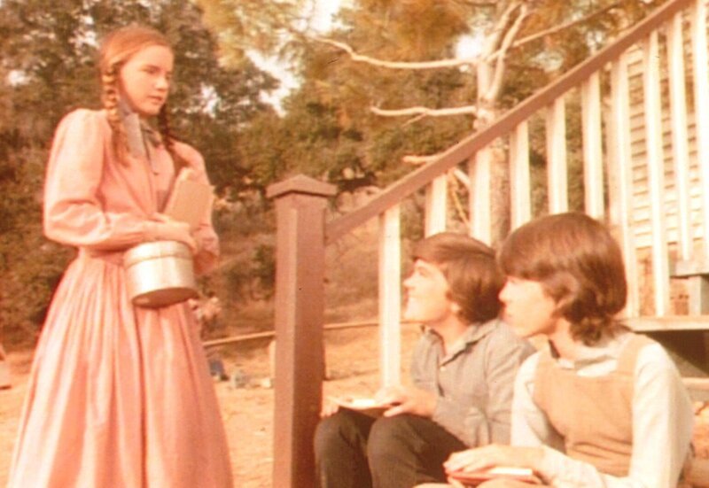 Laura (Melissa Gilbert, l.) nimmt all ihren Mut zusammen und spricht ihren großen Schwarm Jason (Sean Frye, M..) an … – Bild: Sat.1 Gold