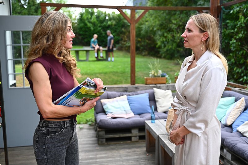 Isabelle (Ania Niedieck, r.) lässt es nicht unberührt, als Peggy (Nadine Arents) ihr vorhält, nicht zu Dragan zu stehen. – Bild: RTL /​ Julia Feldhagen /​ Freund oder Feind?