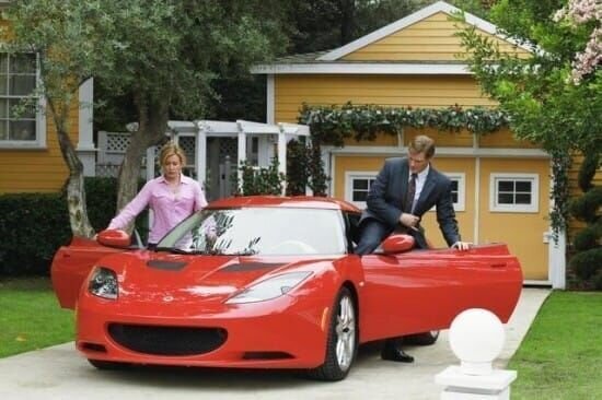 Um ihren Mann Tom (Doug Savant, r.) zur Annahme eines lukrativen Job zu überzeugen, lässt sich Lynette (Felicity Huffman, l.) einiges einfallen … – Bild: RTL Passion