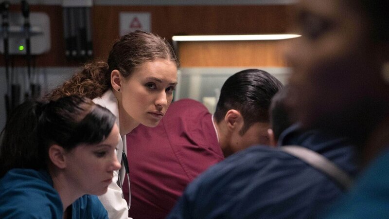 V.l.: Unbekannte Darstellerin, Dr. Sarah Reese (Rachel DiPillo), Dr. Ethan Choi (Brian Tee), unbekannter Darsteller, unbekannte Darstellerin – Bild: TVNOW /​ NBC Universal