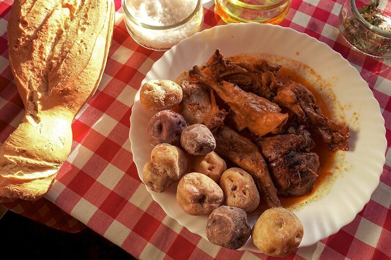 Zu Tisch Teneriffa – Spanien Cristina González kocht Kaninchen. – Bild: SRF/​Berlin Producers