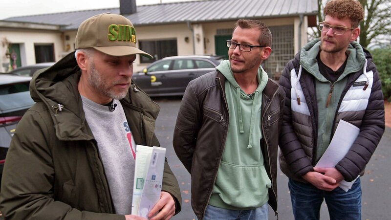 Martin (Mi.) und Mirco (re.) vertreiben Rohfutter (BARF) für Hunde und Katzen. Dafür suchen sie ein geeignetes Kühlfahrzeug. Kann Experte Sidney Hoffmann helfen..? – Bild: RTLZWEI