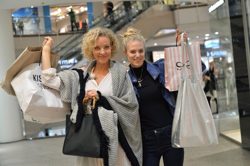 Larissa Marolt mit ihrer Shoppingbegleitung Melanie Wiegmann (l.) – Bild: TVNOW /​ pa /​ Horst Bernhar