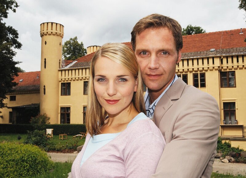 Bianca – Wege zum Glück Kapitel 1 Staffel 1, Episode 1 Die Hauptdarsteller der Telenovela «Bianca – Wege zum Glück»: Tanja Wedhorn als Bianca, Patrik Fichte als Oliver – Bild: SRF/​ZDF