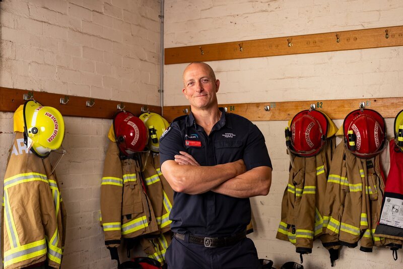 Damien Cerni posiert für ein Porträt in der Feuerwache. Der Flughafen Melbourne verfügt über einen eigenen Aviation Rescue Firefighting Service. – Bild: ITV Studios/​Abigail Varney