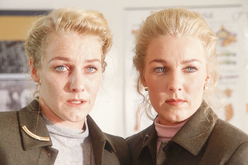Die Zwillingsschwestern Anke (Sanne Ertbirk, li.) und Sabine (Gitte Ertbirk) sind einander innig verbunden. So spürt Sabine auch, dass es ihrer Schwester Anke schlecht geht und drängt sie dazu, sich von Dr. Frank untersuchen zu lassen … – Bild: Mediengruppe RTL /​ RTLplus