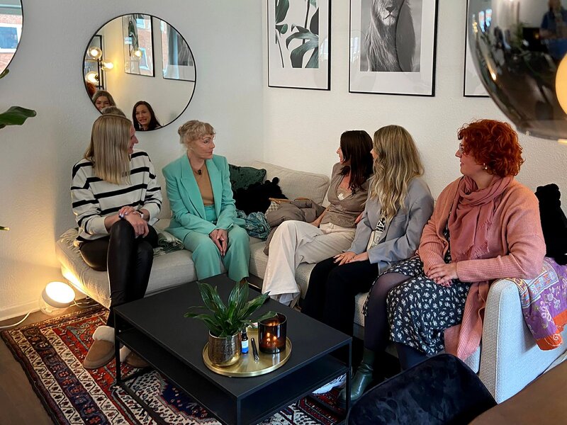 Die Kandidatinnen von links: Franziska (Francis), Antje, Sophia, Neele und Kerstin – Bild: RTL /​ Constantin Ent.