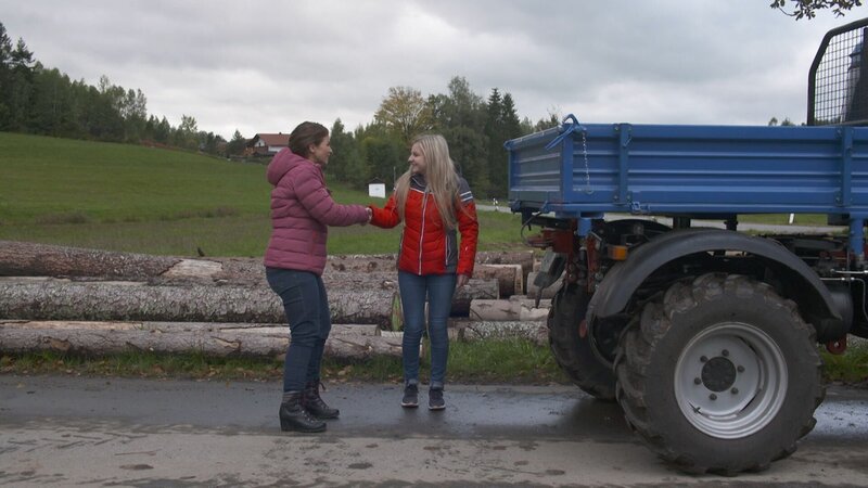 Claudia Pupeter (links) begrüßt Unimog-Besitzerin Julia Winter. – Bild: BR/​south & browse GmbH