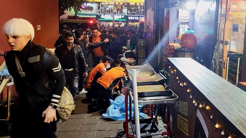 Eine Halloween-Feier in Itaewon endet tragisch mit 159 Todesopfern. – Bild: ORF/​RTL/​See It Now Studios