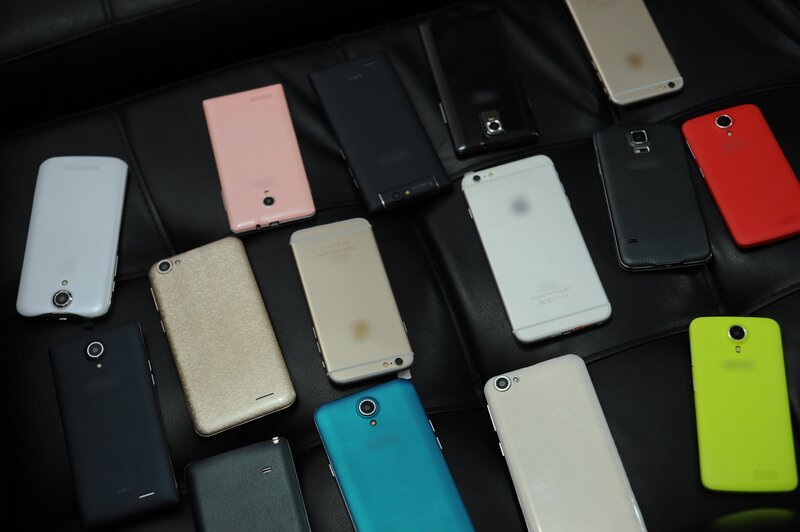 BOGOTA, COLOMBIA – Phones that are about to be packed in bags for Ecuador. – Bild: Almudena Garcia-Parrado /​ National Geographic Channels