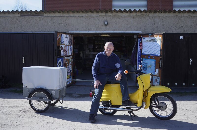 Roland Glockemann mit seiner Simson – Bild: NDR/​Jasper Techel