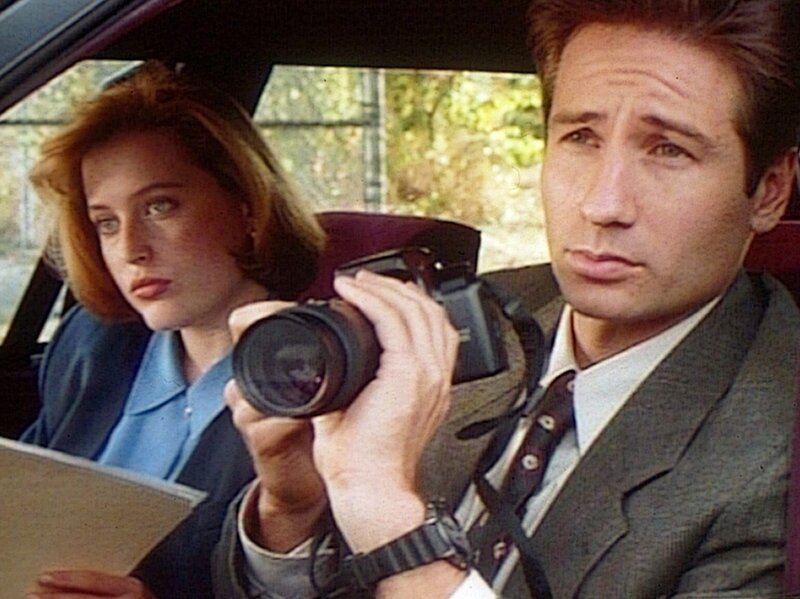 Die FBI-Agenten Fox Mulder (David Duchovny, r.) und Dana Scully (Gillian Anderson, l.) versuchen, einen Geist zu fotografieren. – Bild: ProSieben MAXX