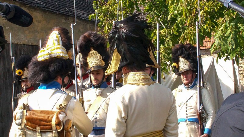 Michael Ostrowski und das Infanterie Regiment. Michael lernt von Korporal Horak das Exerzieren. – Bild: 3sat