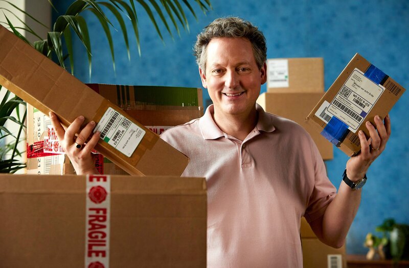 Shoppen Sie auch gerne Online? Und schicken dann wieder viel zurück? Damit sind Sie in Deutschland nicht alleine. Die Deutschen sind sogar Retouren-Europameister! Die Antwort, was Online-Shoppen für das Klima bedeutet, liefert Eckart von Hirschhausen in „Wissen vor acht – Erde“. – Bild: ARD/​Kai Schulz