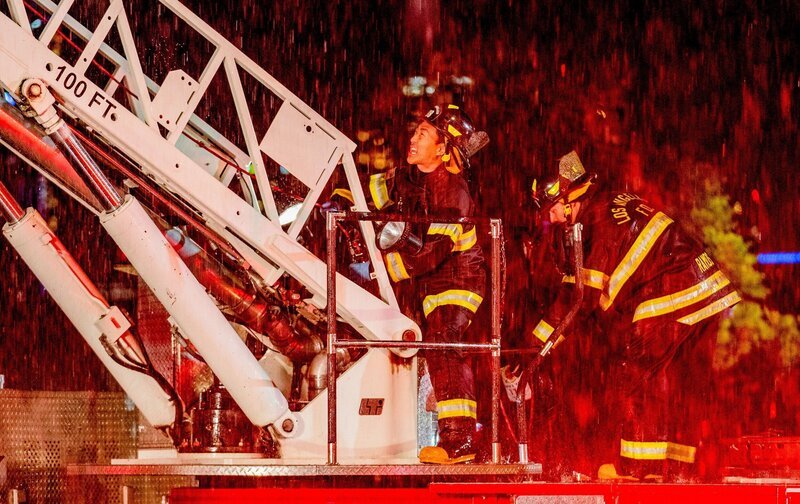 Howie „Chimney“ Han (Kenneth Choi, l.); Eddie Diaz (Ryan Guzman, r.) – Bild: ORF/​PRO7/​20th Television/​Jack Zeman