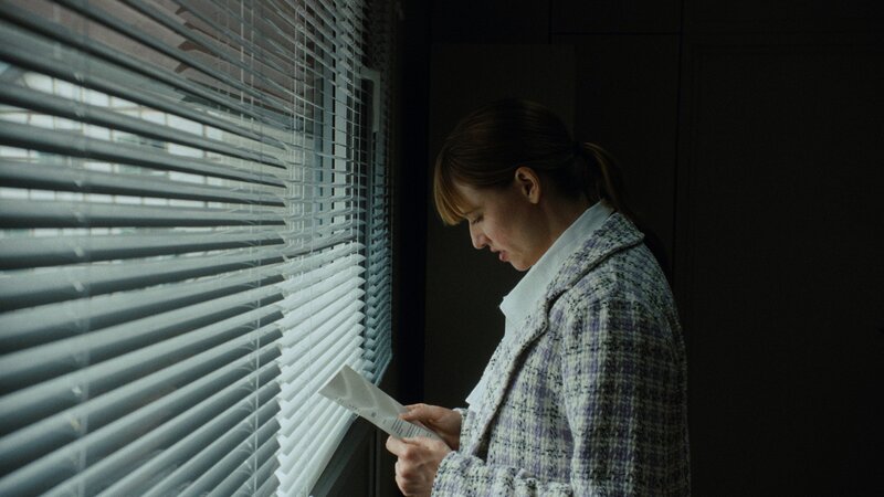 L’ultim Rumantsch Staffel 1 Folge 2 Soll die letzte rätoromanische Zeitung «Posta» retten: Annina Hunziker als Ladina Cadonau – Bild: SRF/​RTR