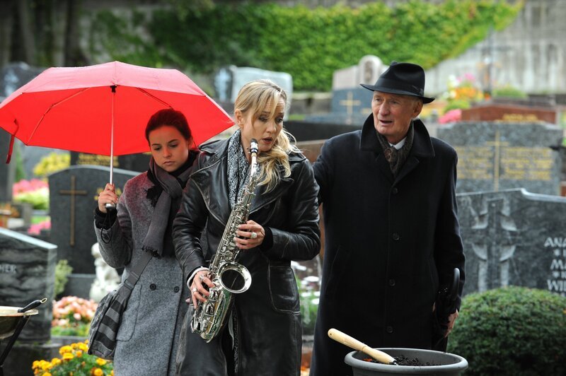 Am Grab ihrer Mutter trifft Jana ihren Vater wieder. Von links: Charlie (Marie-Claire Schuller), Jana (Isabella Hübner) und Johann Keller (Arthur Brauss). – Bild: BR/​Marco Orlando Pichler