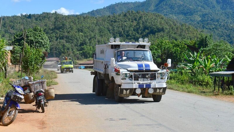 Jeremy Clarkson fährt mit einem sportlichen LKW durch Burma. – Bild: TVNOW /​ BBC Worldwide