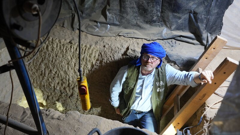 Alejandro Jiménez Serrano, stands in a shaft tomb inside Sarenput I’s funerary complex. – Bild: Windfall Films /​ Andrew Richens