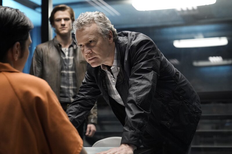 Murdoc (David Dastmalchian), MacGyver (Lucas Till) und James MacGyver (Tate Donovan) – Bild: PLURIMEDIA (CBS Broadcasting, Inc)