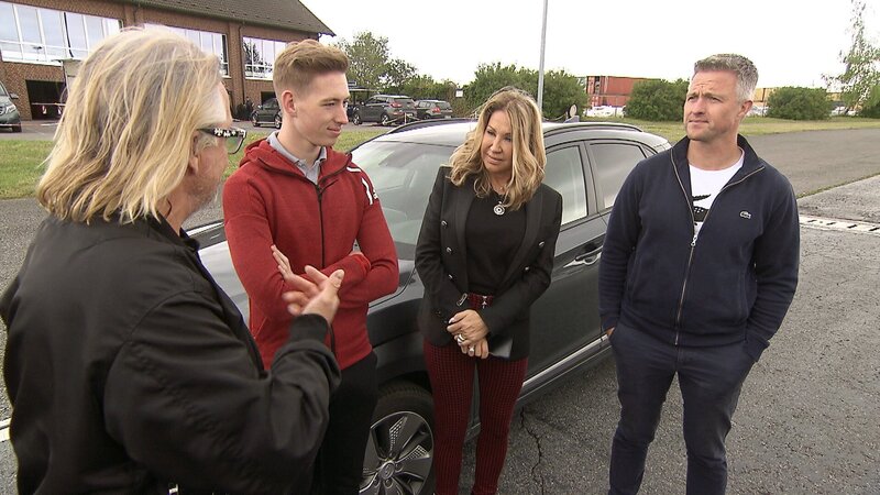 Ralf Schumacher (re.) und sein Sohn David stehen für ein Fahrsicherheitstraining bereit. – Bild: RTLZWEI