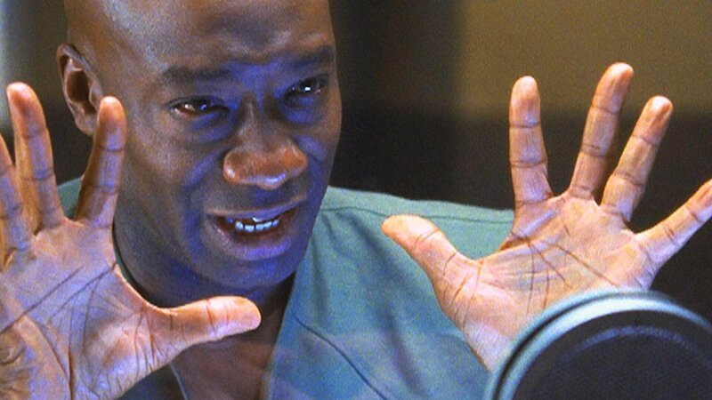 Überführt der Fingerabdruck auf der Tatwaffe den Bauarbeiter Quinn Sullivan (Michael Clarke Duncan) des Mordes? – Bild: TVNOW /​ CBS