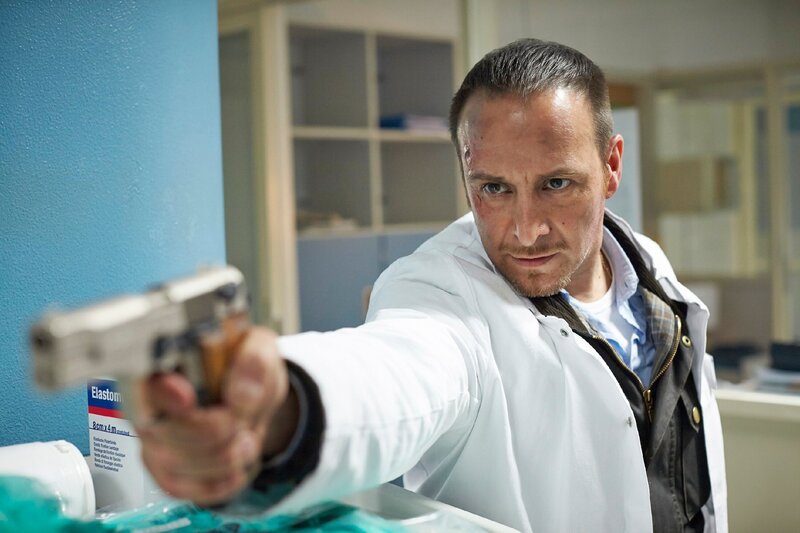 Semir (Erdogan Atalay) und Alex versuchen die Zeugin Marianne Breuer vor dem Killer zu beschützen. – Bild: RTL /​ Guido Engels