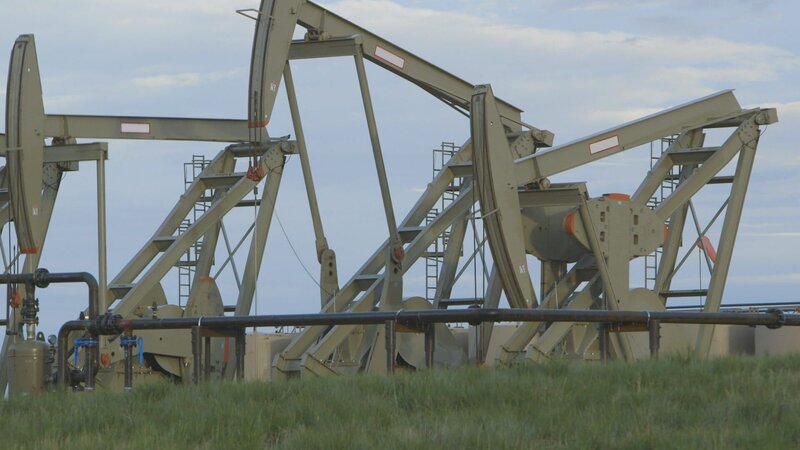 WILLISTON, N.D. – Pumping jacks. – Bild: National Geographic Channels /​ AMY-LEE JONES