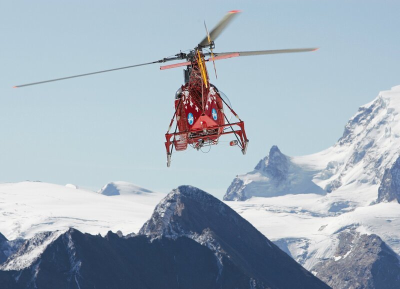 Sie sind die Retter in der Not und fliegen in der Bergwelt rund ums Matterhorn: die Rettungsflieger der Air Zermatt. – Bild: SF/​Marcus Gyger