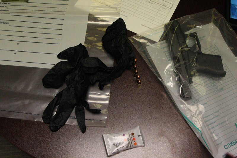 Gloves, bullets, a handgun, and test pouches lay on the table as agents gather up the evidence. – Bild: National Geographic