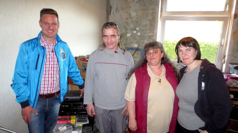 Nach dem Tod ihrer Mutter muss Bianca deren Wohnung besenrein übergeben. Keine leichte Aufgabe, denn im Laufe der Jahre hat die Verstorbene jede Menge Trödel angehäuft. Jetzt kann nur noch der RTL II-Trödeltrupp helfen … v.li. Andreas Bierschock, Volker, Gabi und Bianca – Bild: RTL II