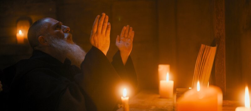 Im Jahr 529 nach Christus gründete der Mönch Benedikt von Nursia (Svetoslav Dobrev) die Abtei Montecassino bei Neapel. Dort führte er die nach ihm benannte regula benedicti ein, die den Tag in feste Gebetszeiten einteilt. – Bild: ORF /​ ZDF /​ Jan Prillwitz